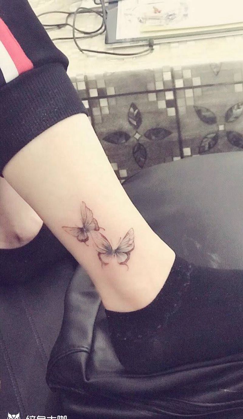 蝴蝶纹身图片_腿部水彩蝴蝶纹身图案