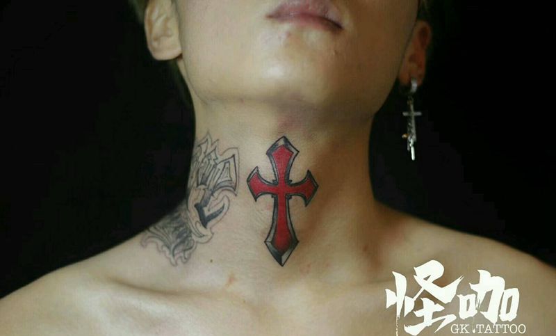 十字架纹身图片_颈部欧美几何原创成品纹身图案