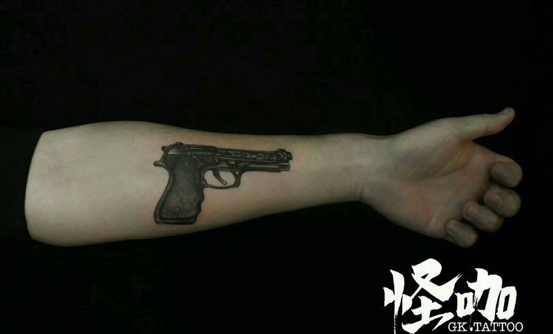 手枪纹身图片_手臂清新写实静物原创成品纹身图案