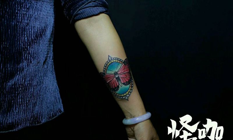 蝴蝶纹身图片_手臂欧美动物原创成品纹身图案