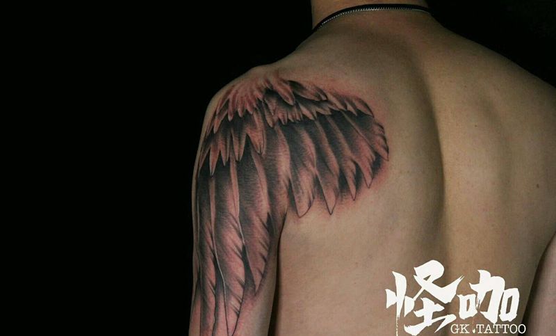 翅膀纹身图片_肩部欧美写实动物原创成品纹身图案