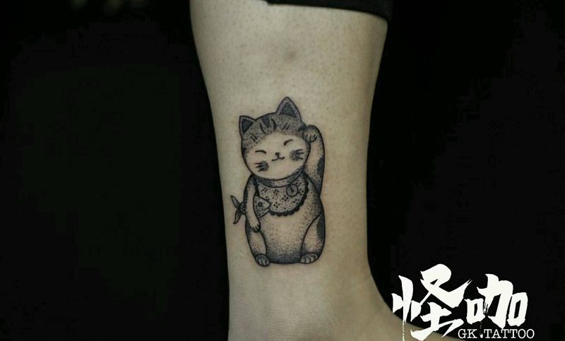 招财猫纹身图片_腿部清新动物原创成品纹身图案