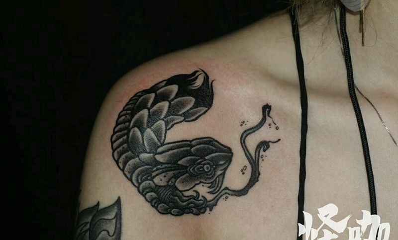 蛇纹身图片_肩部欧美写实鬼神成品纹身图案