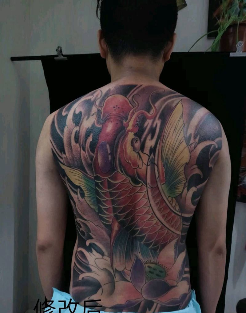 满背锦鲤纹身图片_背部新传统纹身图案