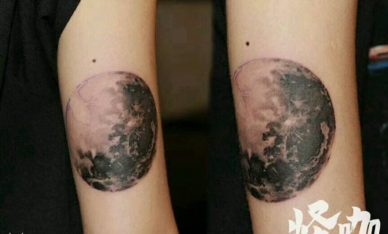月球纹身图片_手臂写实原创成品纹身图案
