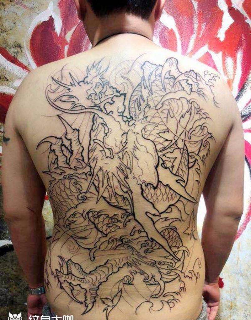 满背龙纹身图片_