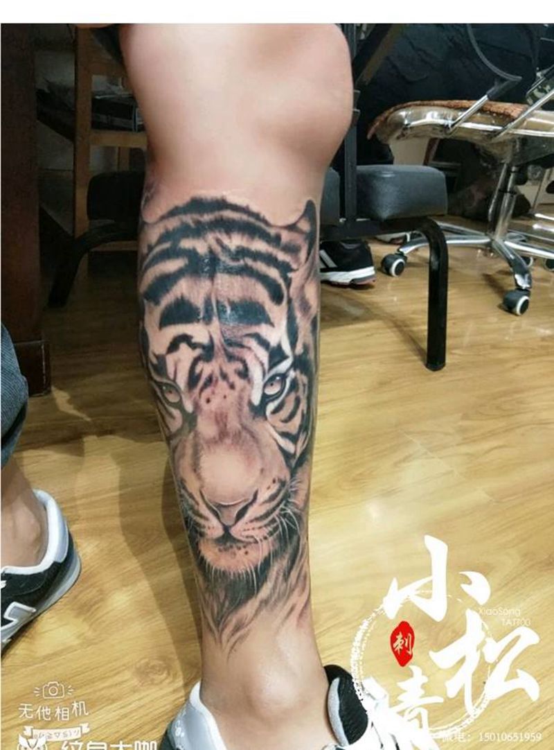 森林之王纹身图片_腿部欧美写实纹身图案