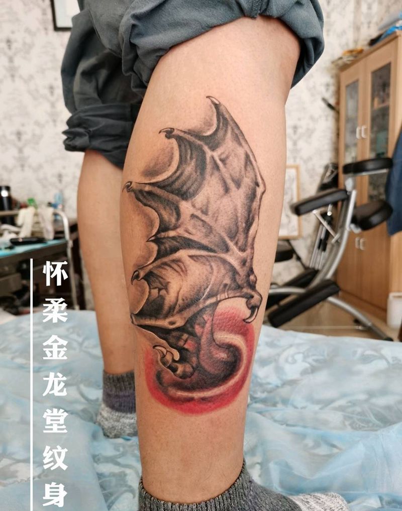 小腿恶魔翅膀纹身图片_腿部欧美写实新传统纹身图案