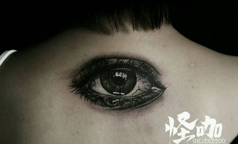眼睛纹身图片_背部写实原创成品纹身图案