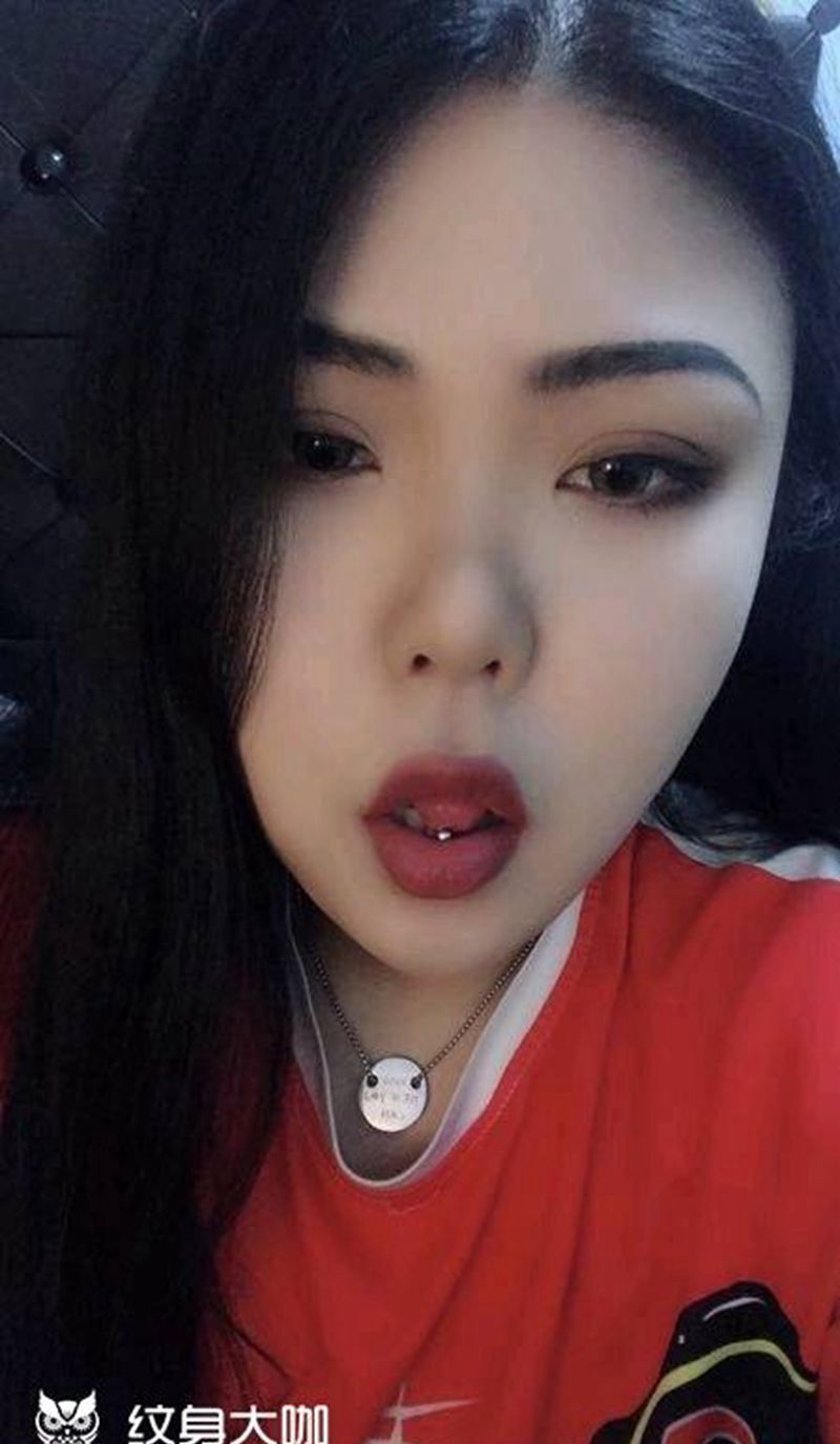 舌钉纹身图片_舌头纹身图案