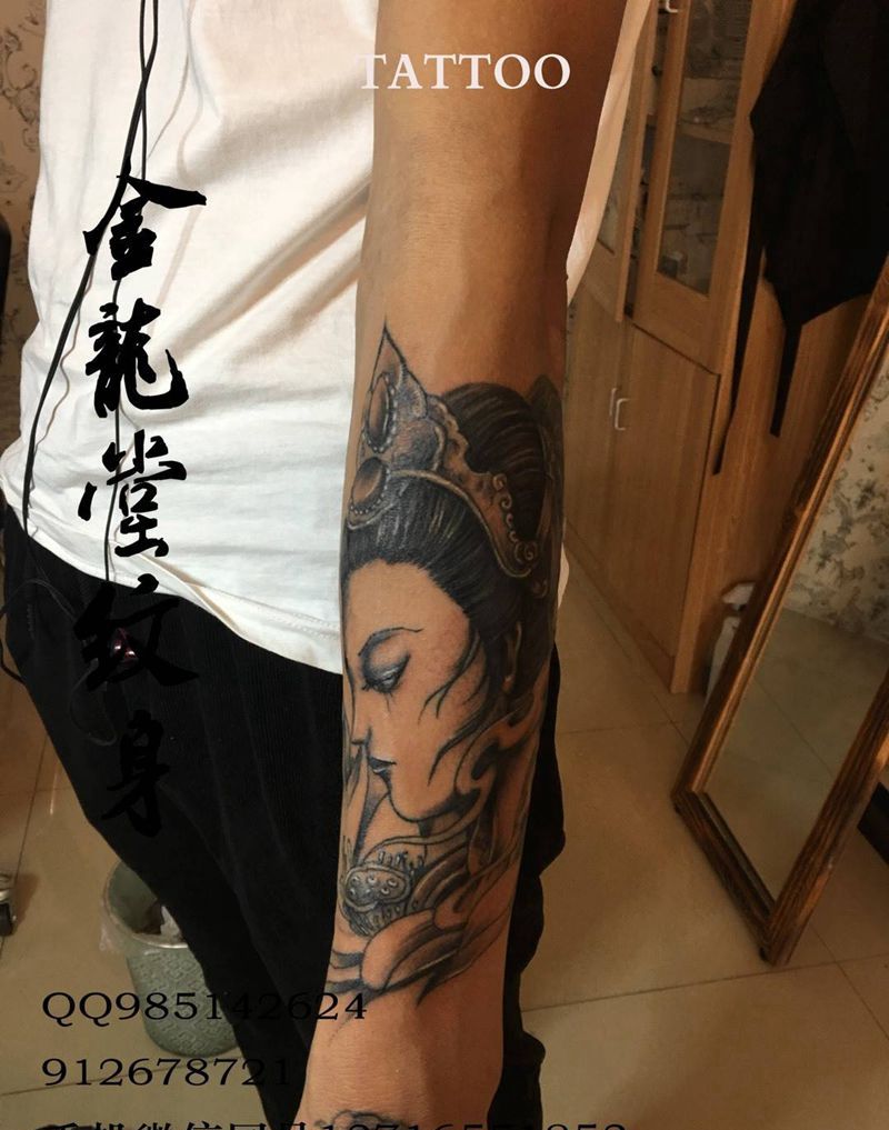 小臂艺妓纹身图片_手臂新传统艺妓纹身图案