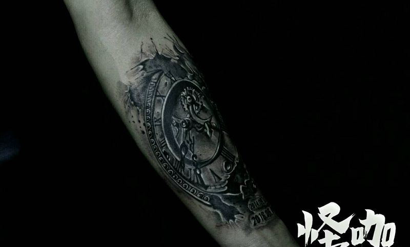 黑灰写实纹身图片_手臂写实原创成品纹身图案