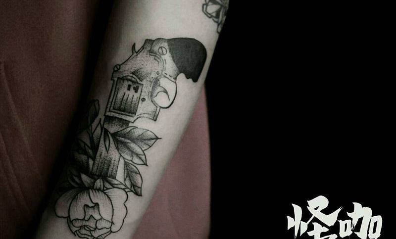 枪花纹身图片_手臂写实植物静物原创成品纹身图案