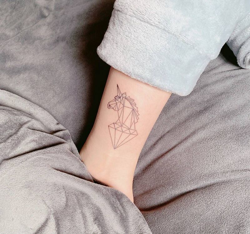 独角兽纹身图片_腿部几何独角兽纹身图案