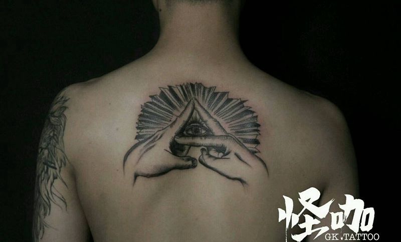 全视之眼纹身图片_背部写实宗教原创成品纹身图案