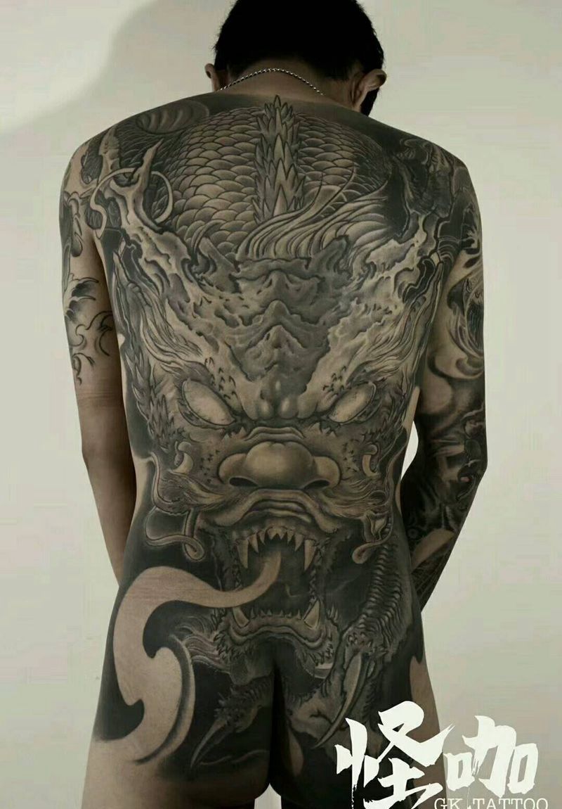黑白满背纹身图片_背部动物鬼神图腾原创成品纹身图案