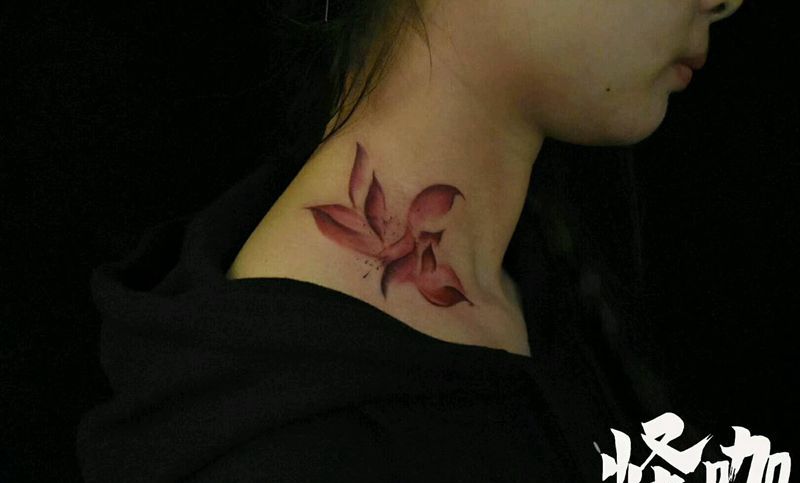 花卉纹身图片_颈部清新植物原创成品纹身图案