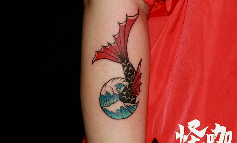 浪与鱼纹身图片_手臂传统动物静物原创成品纹身图案