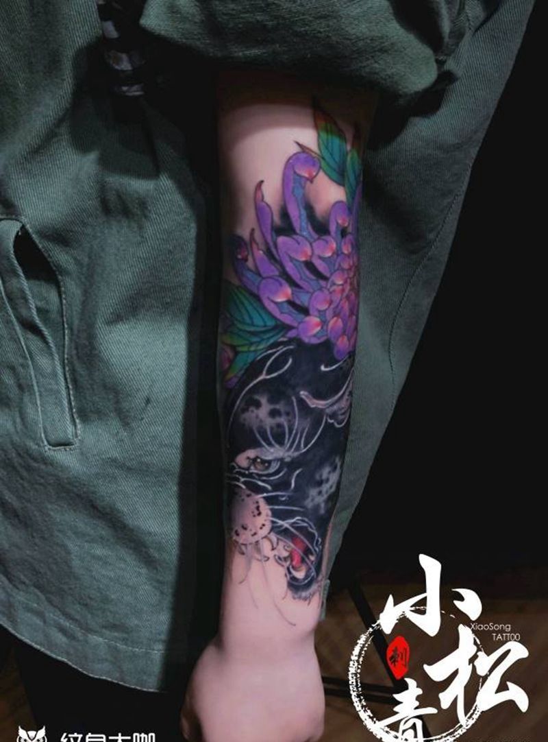 豹子遮盖作品纹身图片_手部欧美写实纹身图案