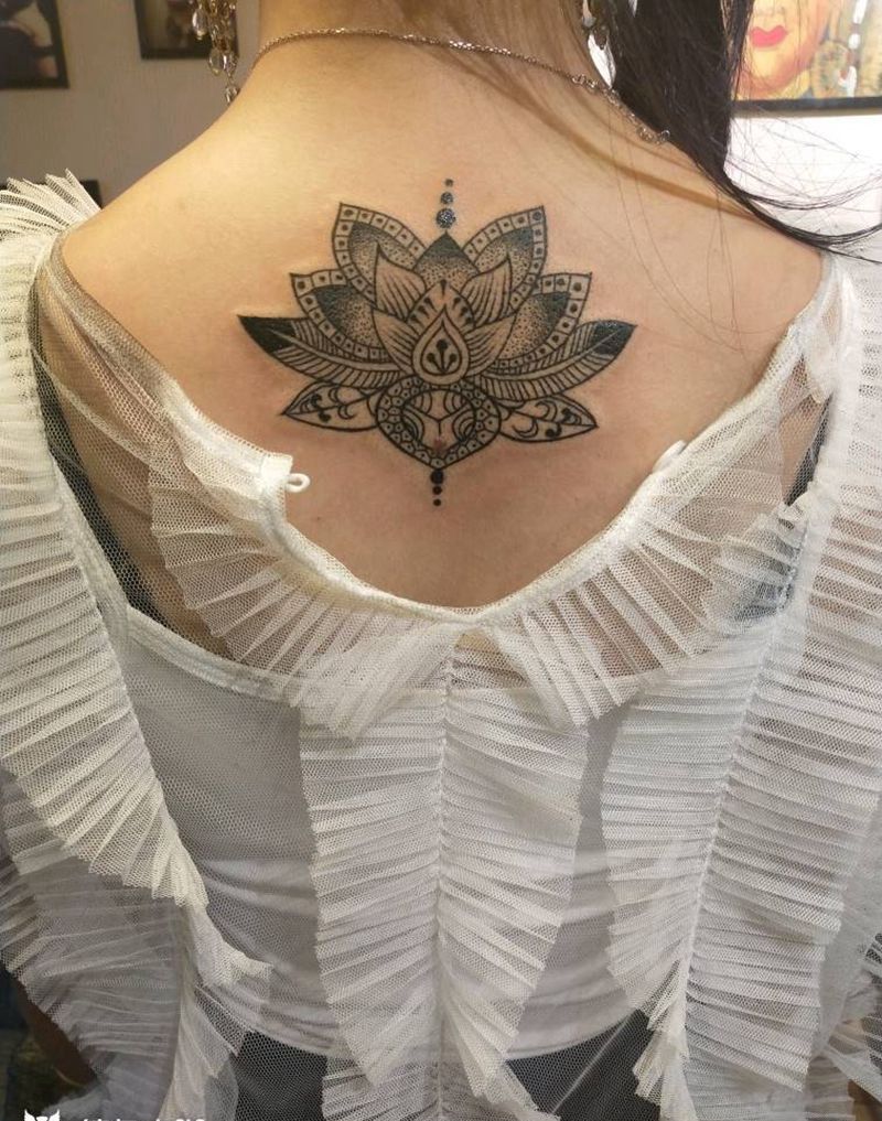 2018年作品，梵花纹身图片_背部几何点刺纹身图案