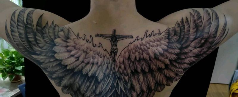 翅膀纹身图片_背部欧美写实纹身图案