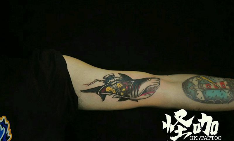 鲨鱼纹身图片_手臂欧美动物原创成品纹身图案