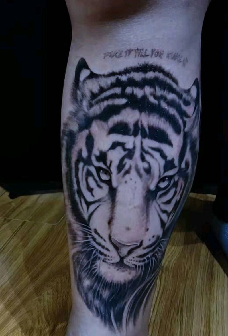 欧美写实虎头纹身图片_腿部欧美写实纹身图案