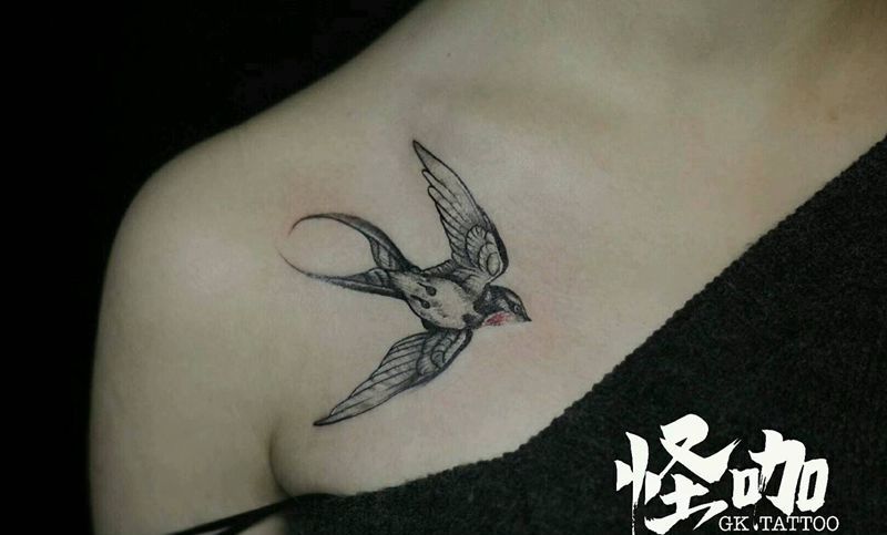 燕子纹身图片_肩部清新动物原创成品纹身图案