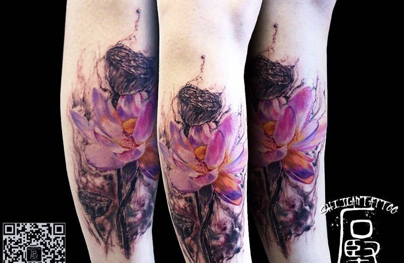现场作品写实水墨荷花纹身图片_欧美写实国画成品腿部纹身图案