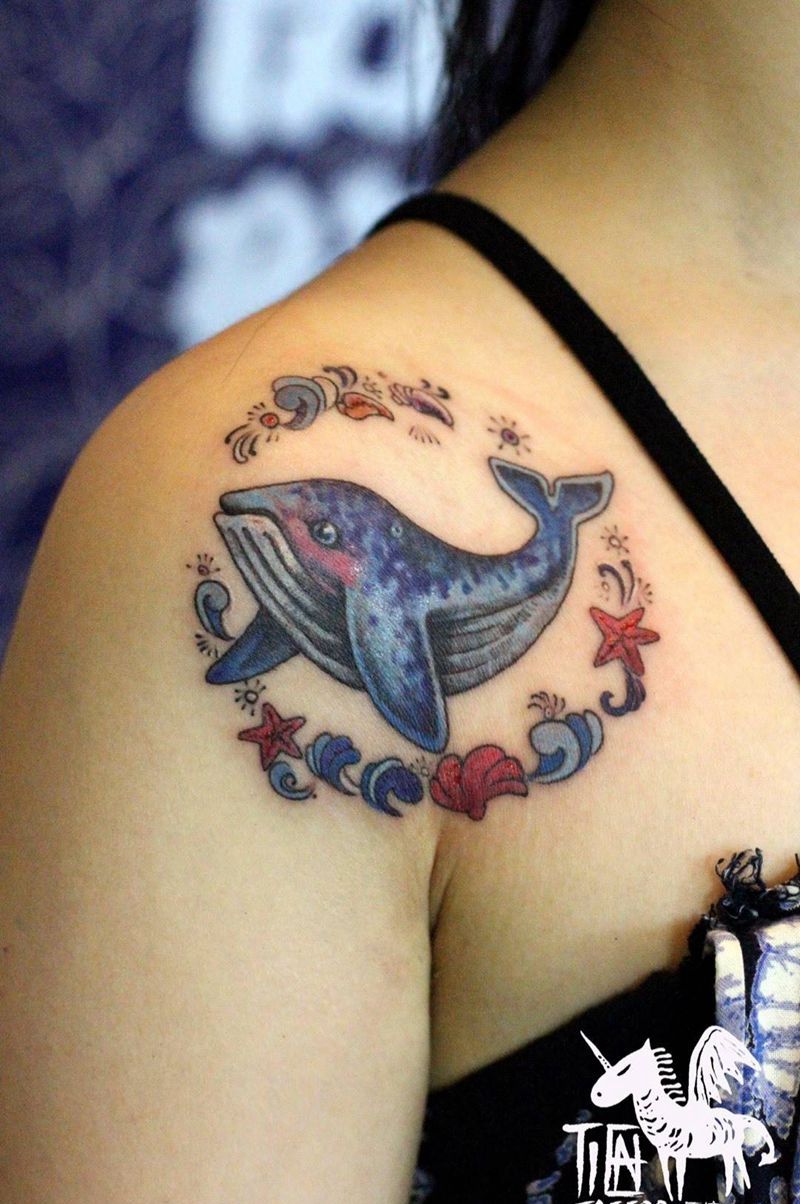 海豚恋人纹身图片_肩部成品清新欧美写实动物原创纹身图案