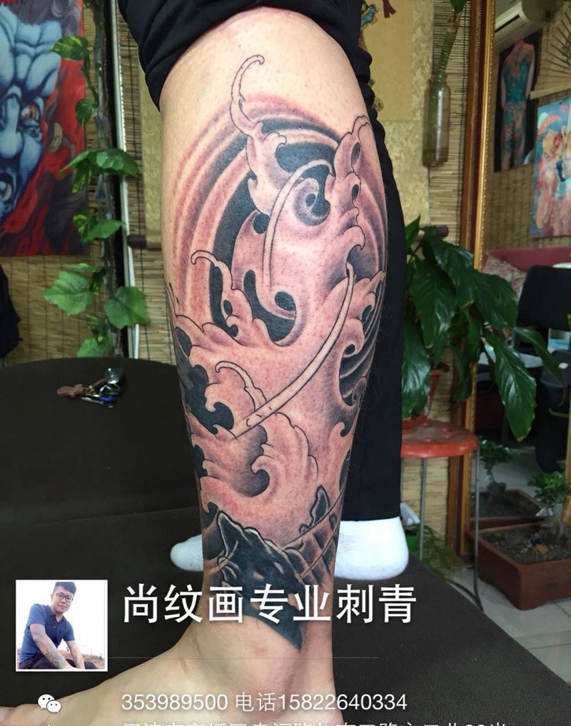 水花飞溅。浪白条纹身图片_