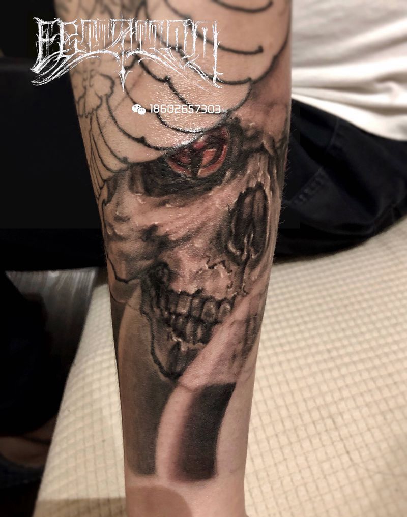 暗纹身图片_手臂肩部新传统欧美写实鬼武士骷髅龙纹身图案