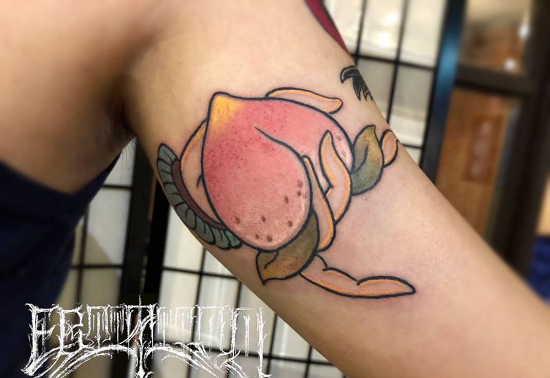 桃子和桃子纹身图片_手臂肩部New School新传统桃日式小清新纹身图案