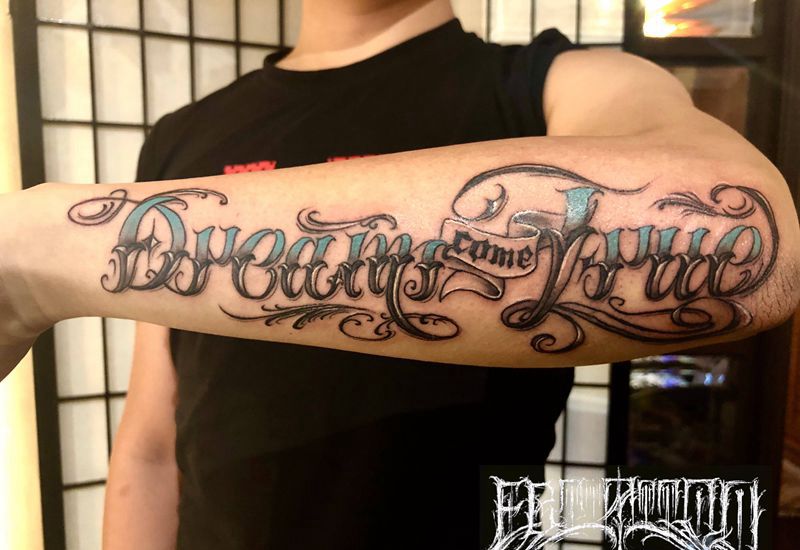 Dreams纹身图片_手臂花体字New School英文梦想成真纹身图案