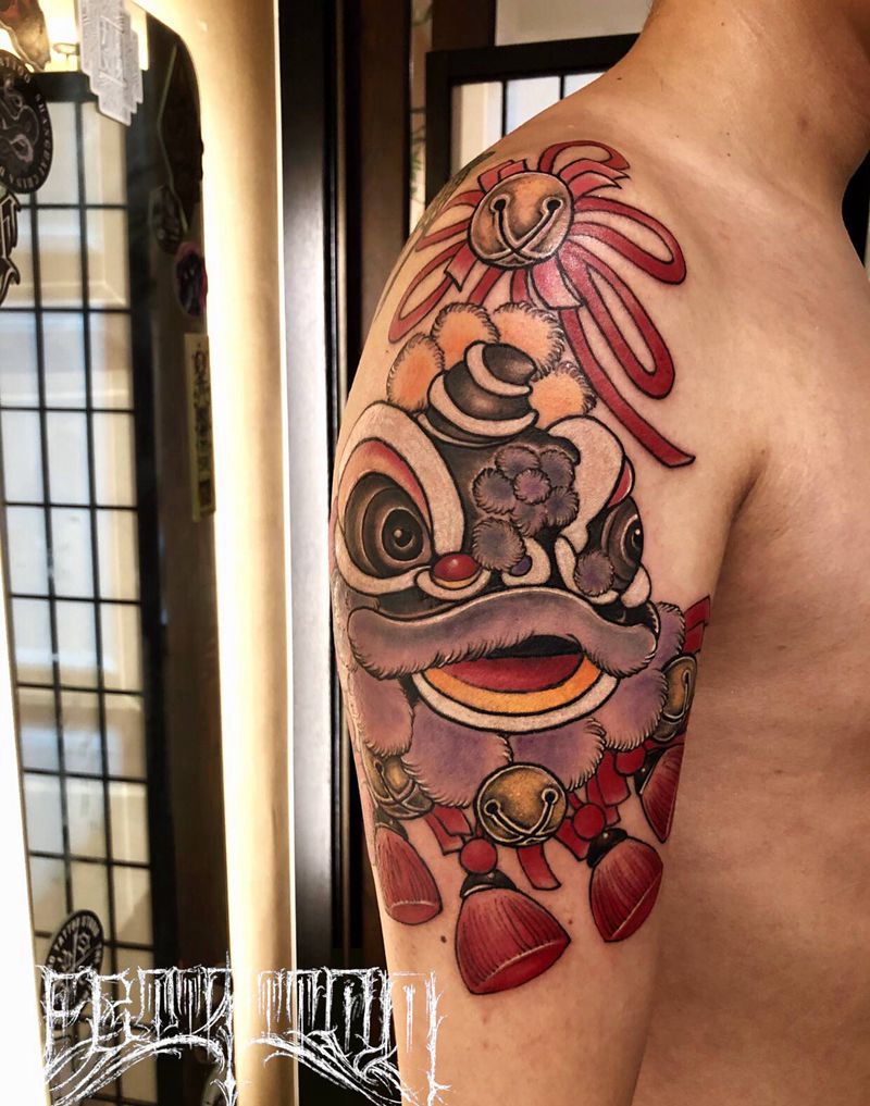 醒狮纹身图片_手臂肩部New School新传统狮子日式铃铛纹身图案