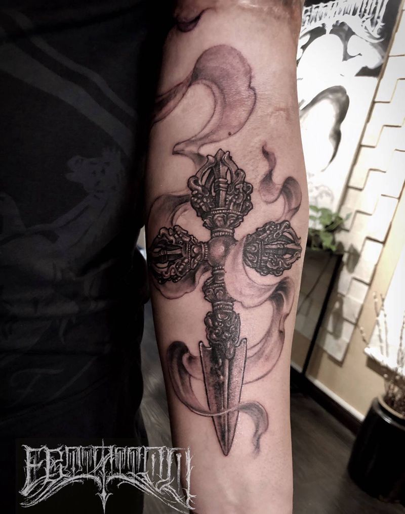 十字降魔杵纹身图片_手臂欧美写实新传统降魔杵飘带纹身图案