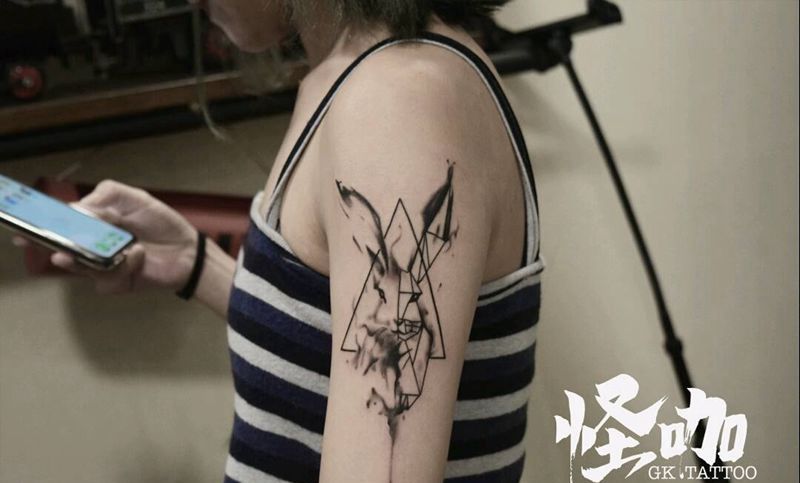 兔子纹身图片_手臂纹身图案