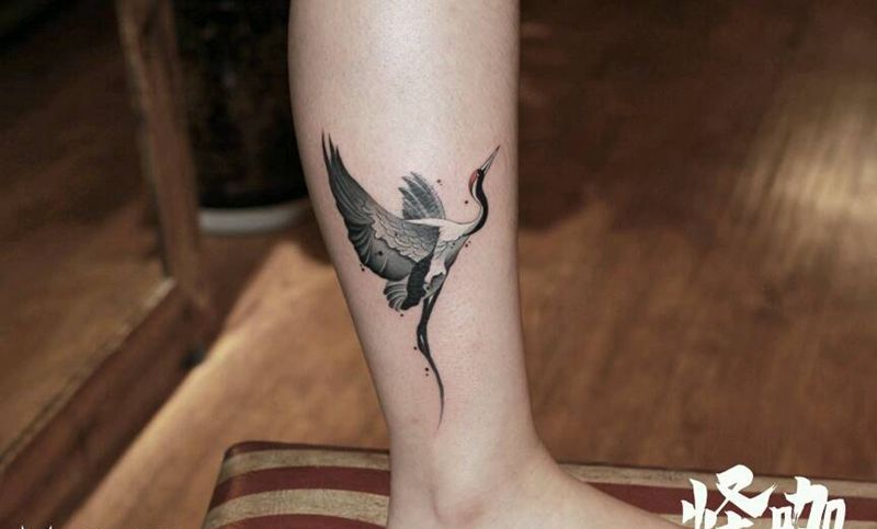 鹤纹身图片_腿部纹身图案