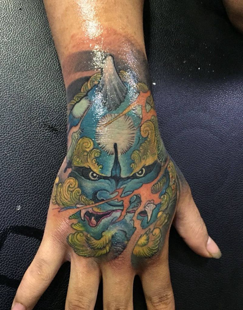 手背唐狮子遮盖。纹身图片_