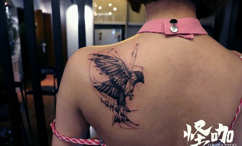 暗黑系燕子纹身图片_背部欧美动物原创成品纹身图案