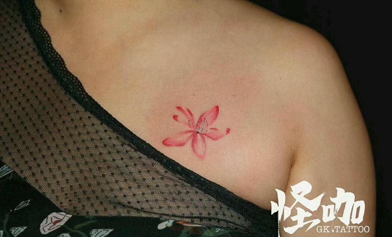 小清新纹身图片_肩部胸部清新植物原创成品纹身图案