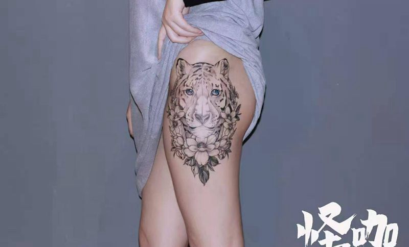 素花与老虎纹身图片_腿部纹身图案