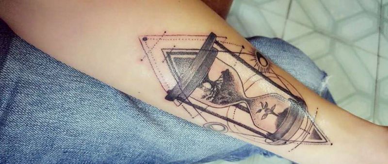 点刺沙漏纹身图片_