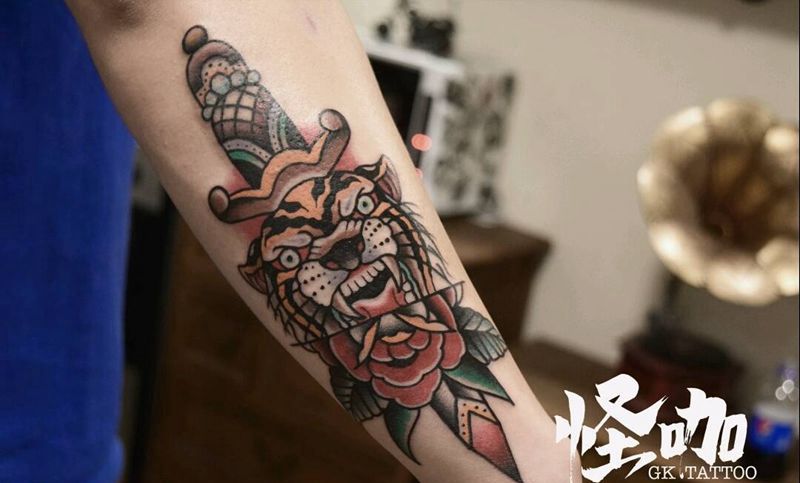 老虎匕首纹身图片_手臂New School纹身图案