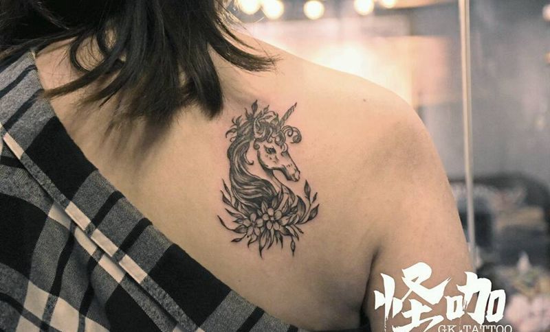 独角兽纹身图片_肩部纹身图案