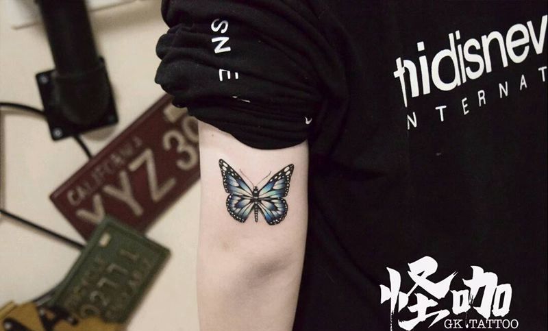 花福蝶纹身图片_手部纹身图案