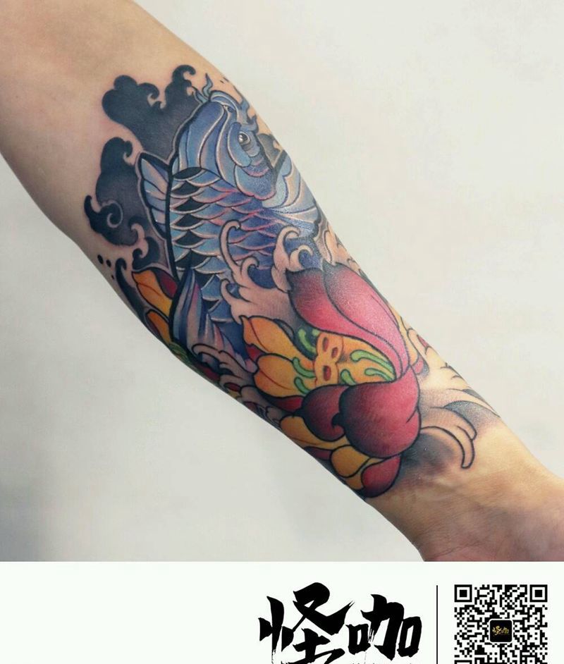 小臂鲤鱼~ 超好看的配色纹身图片_手臂新传统纹身图案