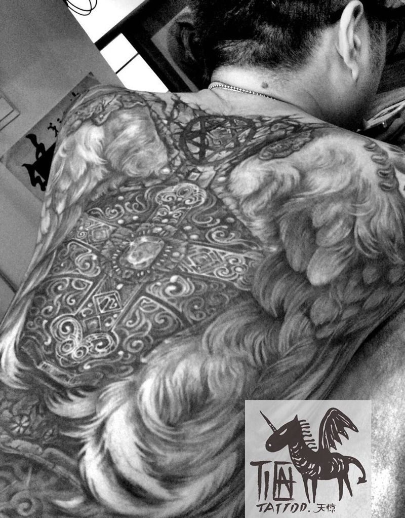 天地之羽纹身图片_成品背部欧美宗教图腾纹身图案