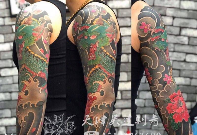 七分袖花臂龙纹身图片_