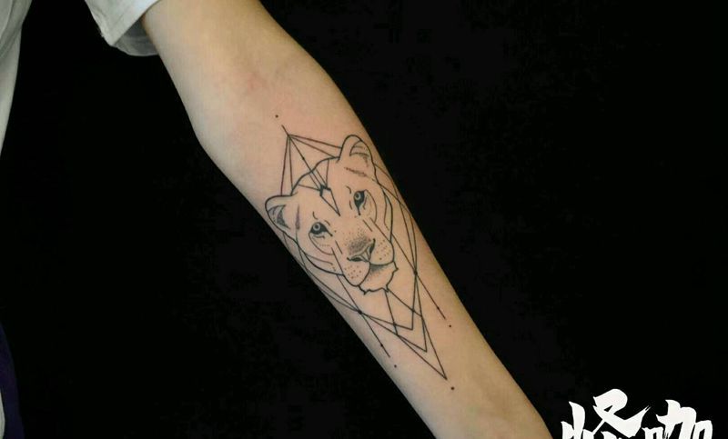 狮子纹身图片_手臂欧美动物原创成品纹身图案